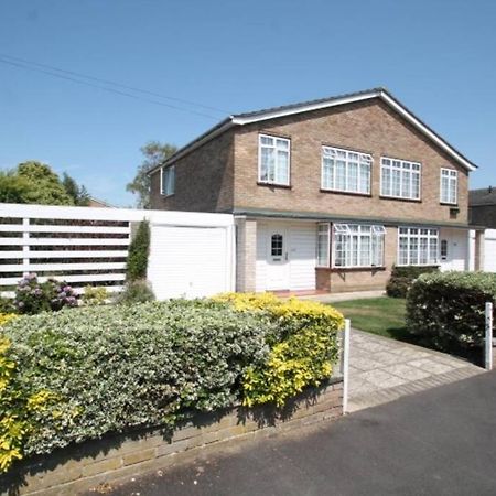 Nicely Decorated 3 Bedroom House Near Heathrow, London Staines-upon-Thames Exterior foto