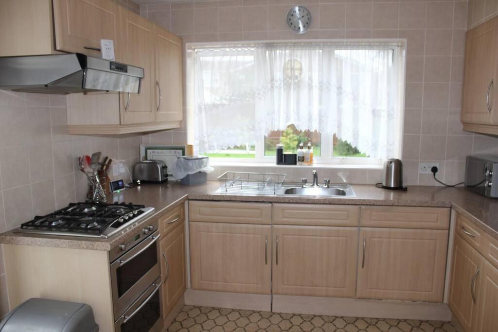 Nicely Decorated 3 Bedroom House Near Heathrow, London Staines-upon-Thames Exterior foto