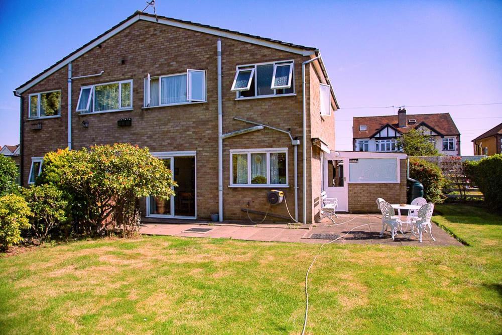 Nicely Decorated 3 Bedroom House Near Heathrow, London Staines-upon-Thames Exterior foto