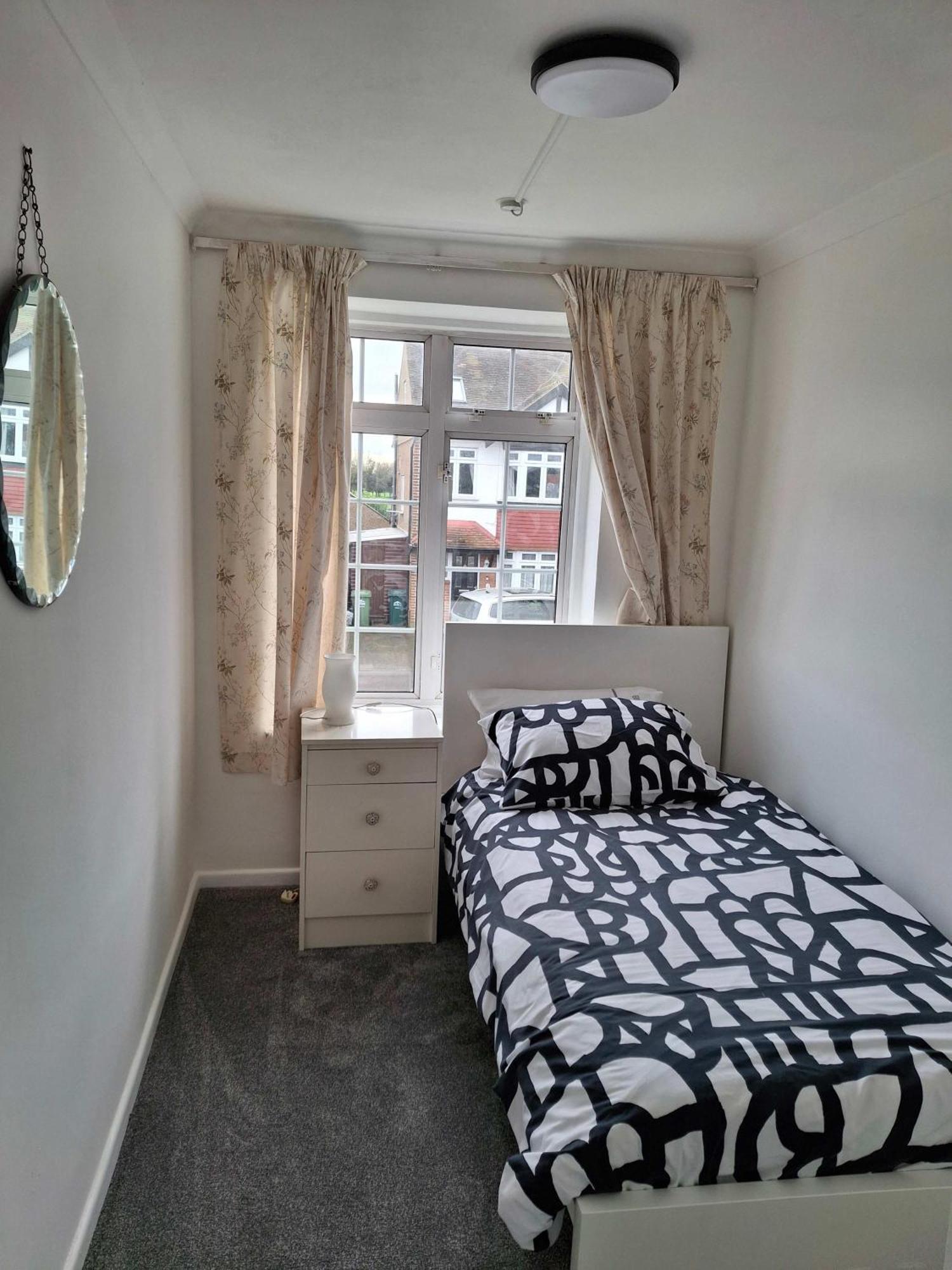 Nicely Decorated 3 Bedroom House Near Heathrow, London Staines-upon-Thames Exterior foto