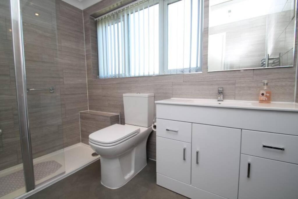 Nicely Decorated 3 Bedroom House Near Heathrow, London Staines-upon-Thames Exterior foto
