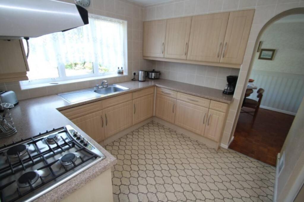 Nicely Decorated 3 Bedroom House Near Heathrow, London Staines-upon-Thames Exterior foto
